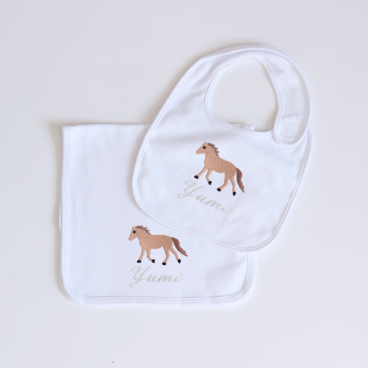 【選べるモチーフ+名入れ刺繍】シンプルデザインのビブ(スタイ)とバープクロス セット※首周り約34cmの大き目サイズ(対象月齢8か月頃~)