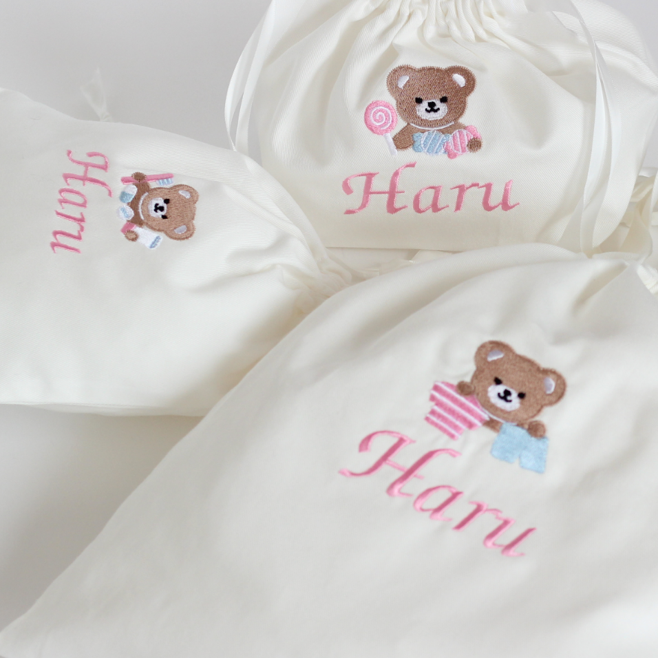 くまちゃんとお洋服モチーフの名入れ巾着袋L お着替え袋