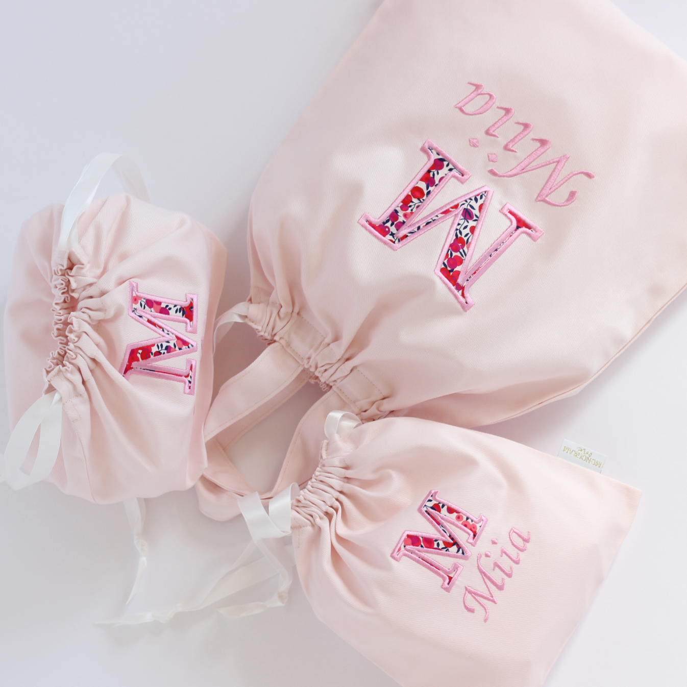 【リバティファブリックのアップリケ+名入れ刺繍】巾着袋3種類セット(4色)