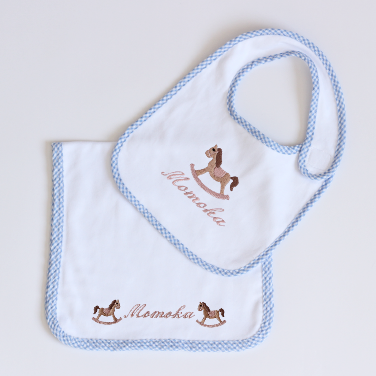 【選べるモチーフ+名入れ刺繍】ブルーギンガムチェックのビブ(スタイ)とバープクロス セット※首周り約34cmの大き目サイズ(対象月齢8か月頃~)