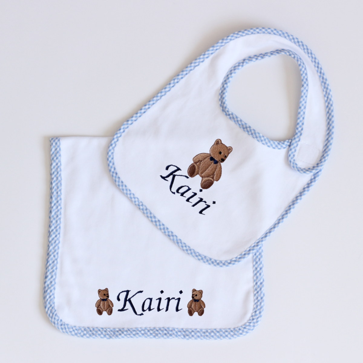 【選べるモチーフ+名入れ刺繍】ブルーギンガムチェックのビブ(スタイ)とバープクロス セット※首周り約34cmの大き目サイズ(対象月齢8か月頃~)