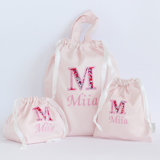 【リバティファブリックのアップリケ+名入れ刺繍】巾着袋3種類セット(4色)