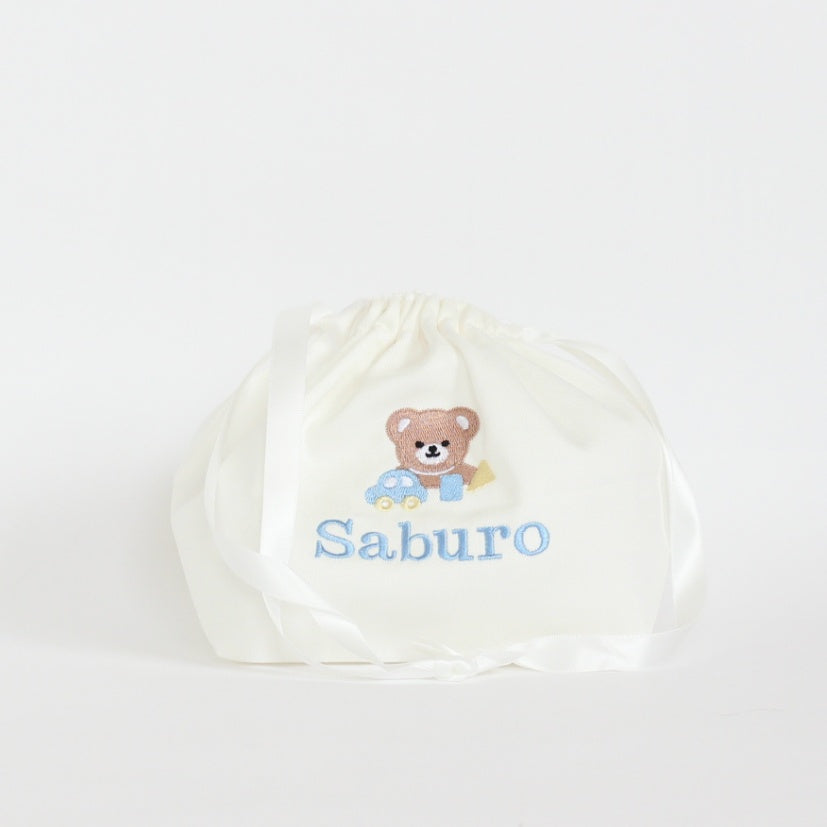 【くまちゃんとおもちゃモチーフ+名入れ刺繍】巾着袋Mマチ付き(4色)