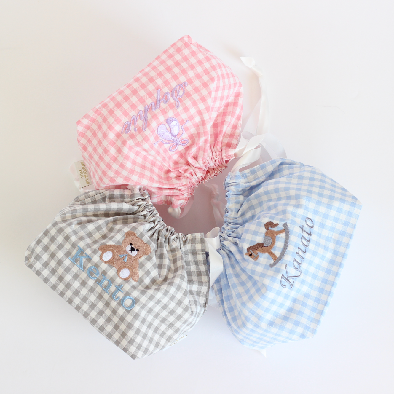 【くまちゃん+名入れ刺繍】巾着袋Mマチ付き(チェック柄3色)