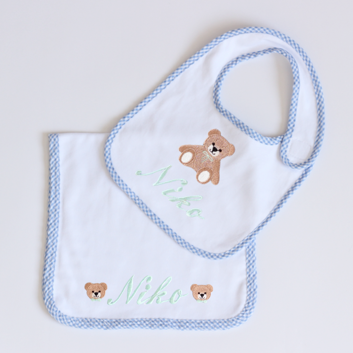 【選べるモチーフ+名入れ刺繍】ブルーギンガムチェックのビブ(スタイ)とバープクロス セット※首周り約34cmの大き目サイズ(対象月齢8か月頃~)