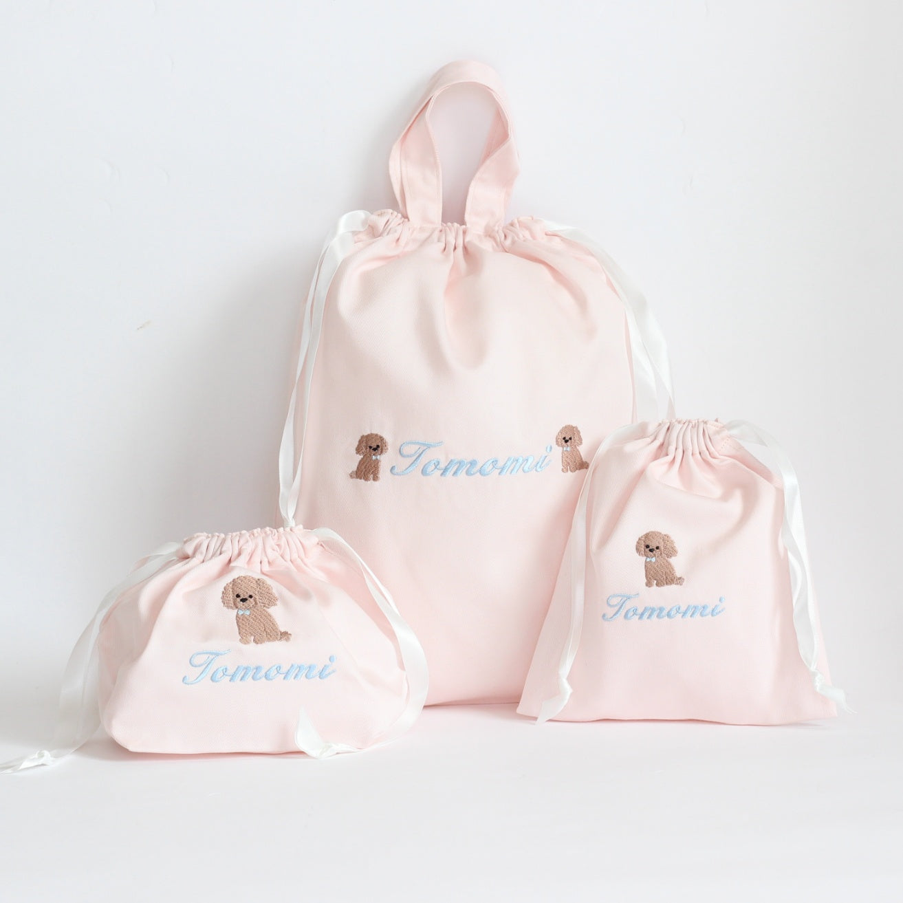 【もこもこプードルちゃん+名入れ刺繍】巾着袋Mマチ付き(4色)