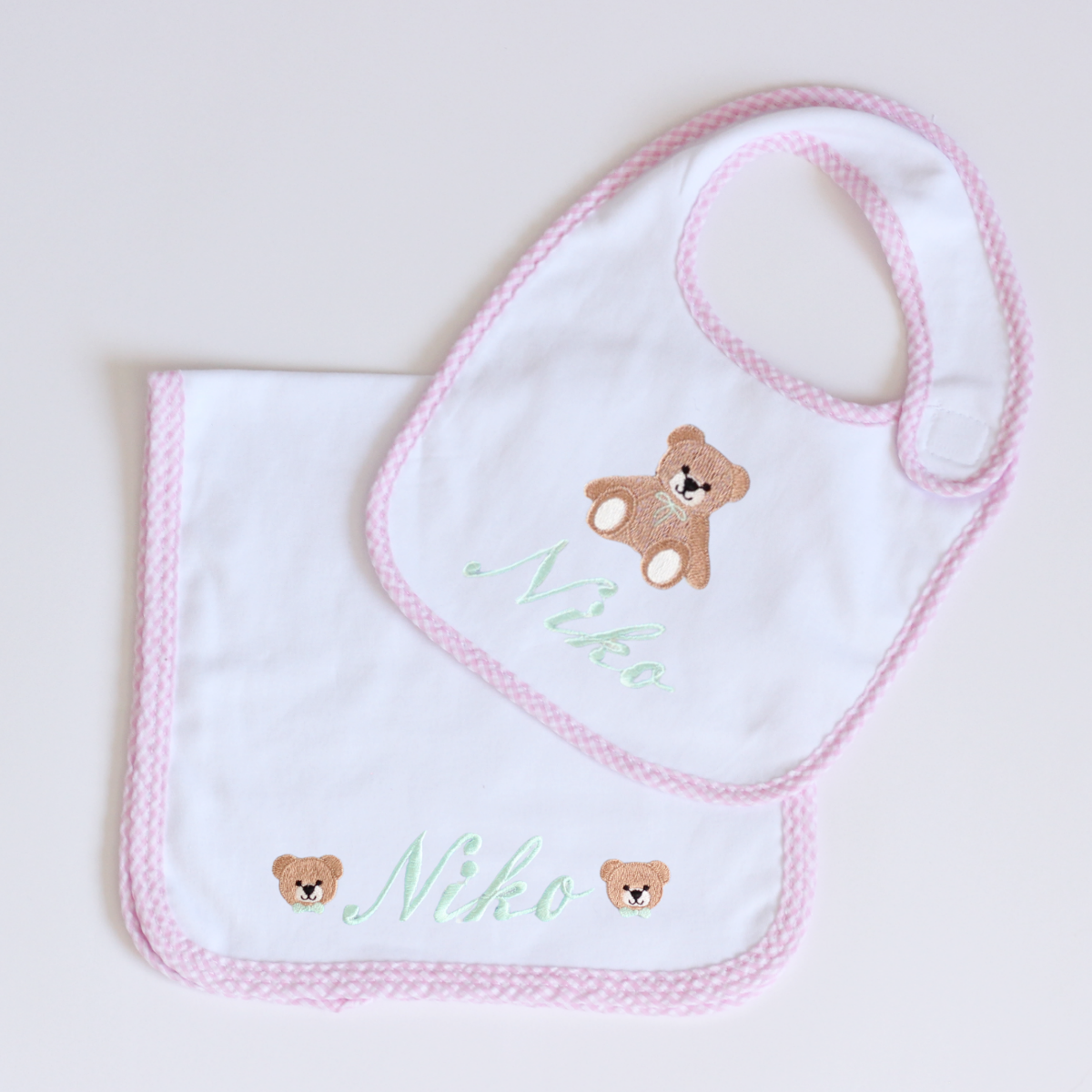 【選べるモチーフ+名入れ刺繍】ピンクギンガムチェックのビブ(スタイ)とバープクロス セット※首周り約34cmの大き目サイズ(対象月齢8か月頃~)