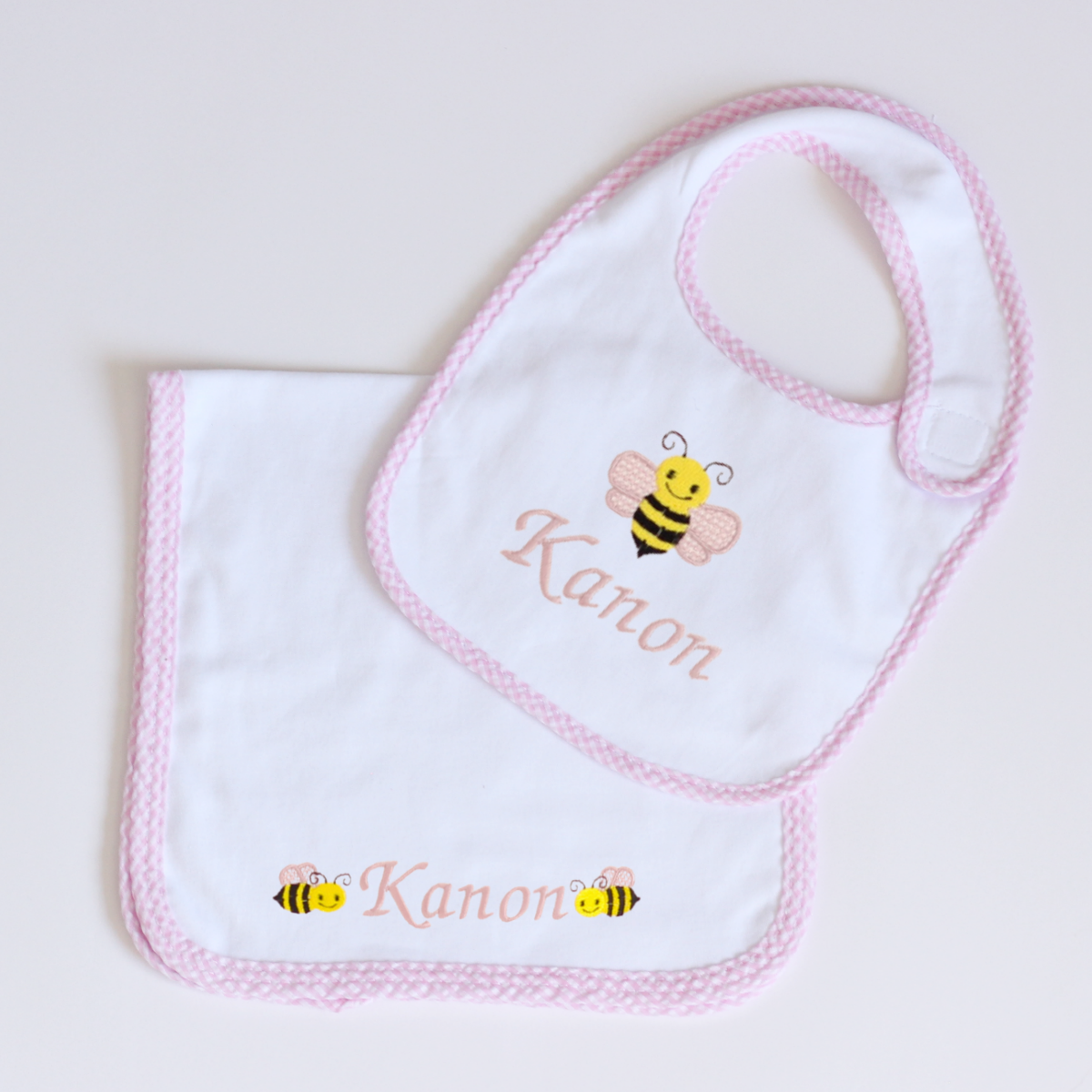 【選べるモチーフ+名入れ刺繍】ピンクギンガムチェックのビブ(スタイ)とバープクロス セット※首周り約34cmの大き目サイズ(対象月齢8か月頃~)