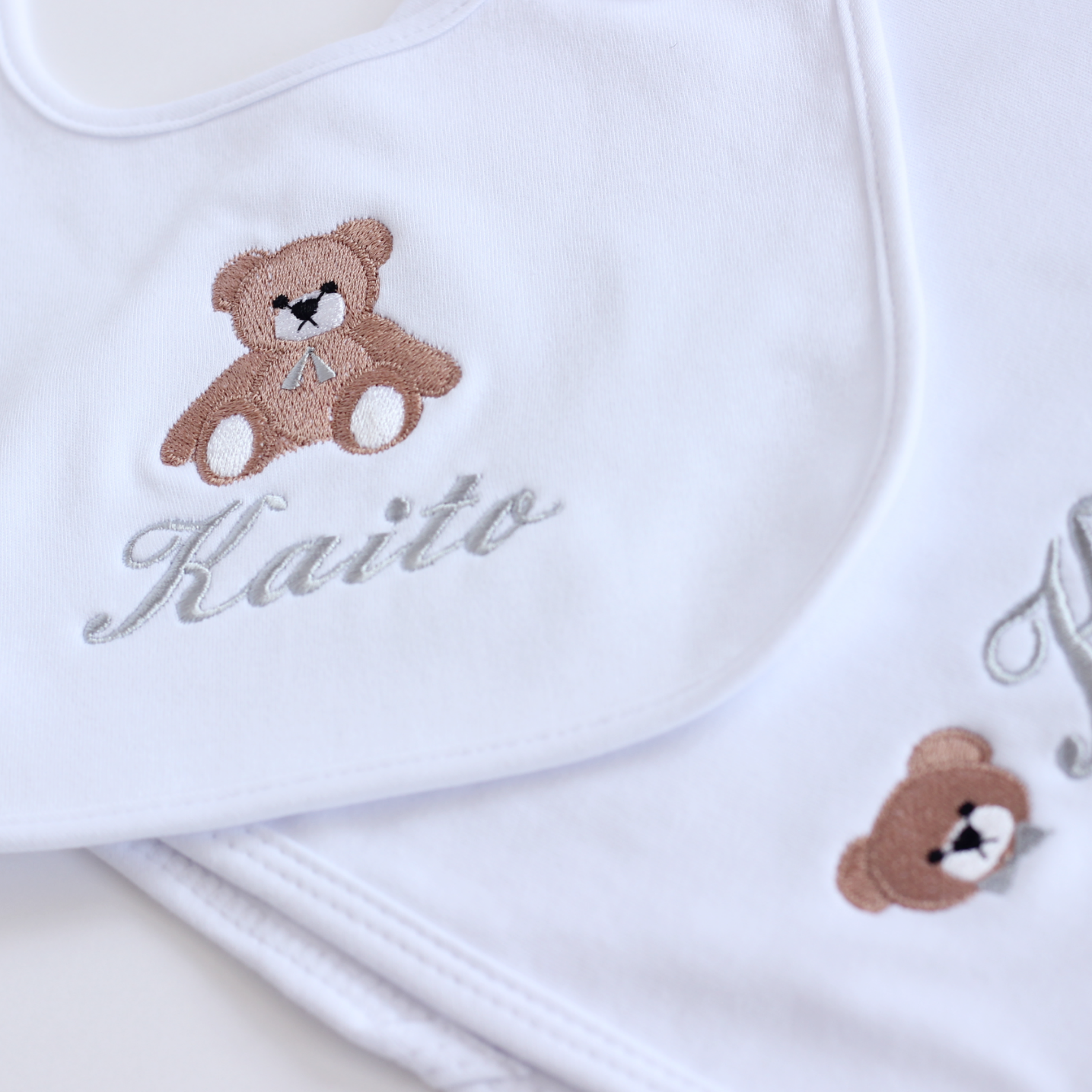 【選べるモチーフ+名入れ刺繍】シンプルデザインのビブ(スタイ)とバープクロス セット※首周り約34cmの大き目サイズ(対象月齢8か月頃~)