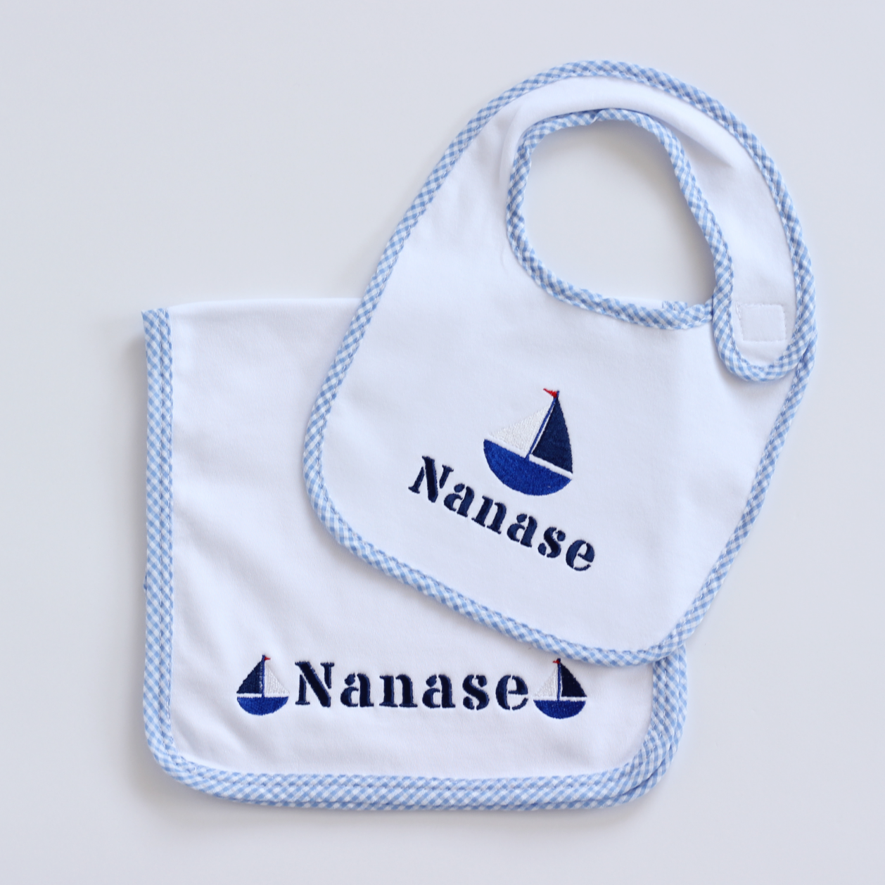 【選べるモチーフ+名入れ刺繍】ブルーギンガムチェックのビブ(スタイ)とバープクロス セット※首周り約34cmの大き目サイズ(対象月齢8か月頃~)