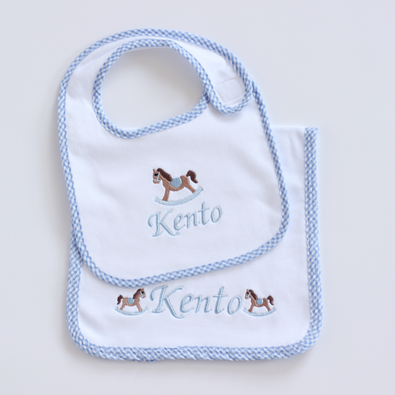 【選べるモチーフ+名入れ刺繍】ブルーギンガムチェックのビブ(スタイ)とバープクロス セット※首周り約34cmの大き目サイズ(対象月齢8か月頃~)