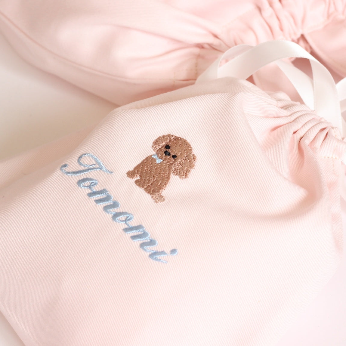 【もこもこプードルちゃん+名入れ刺繍】巾着袋L持ち手つき(4色)
