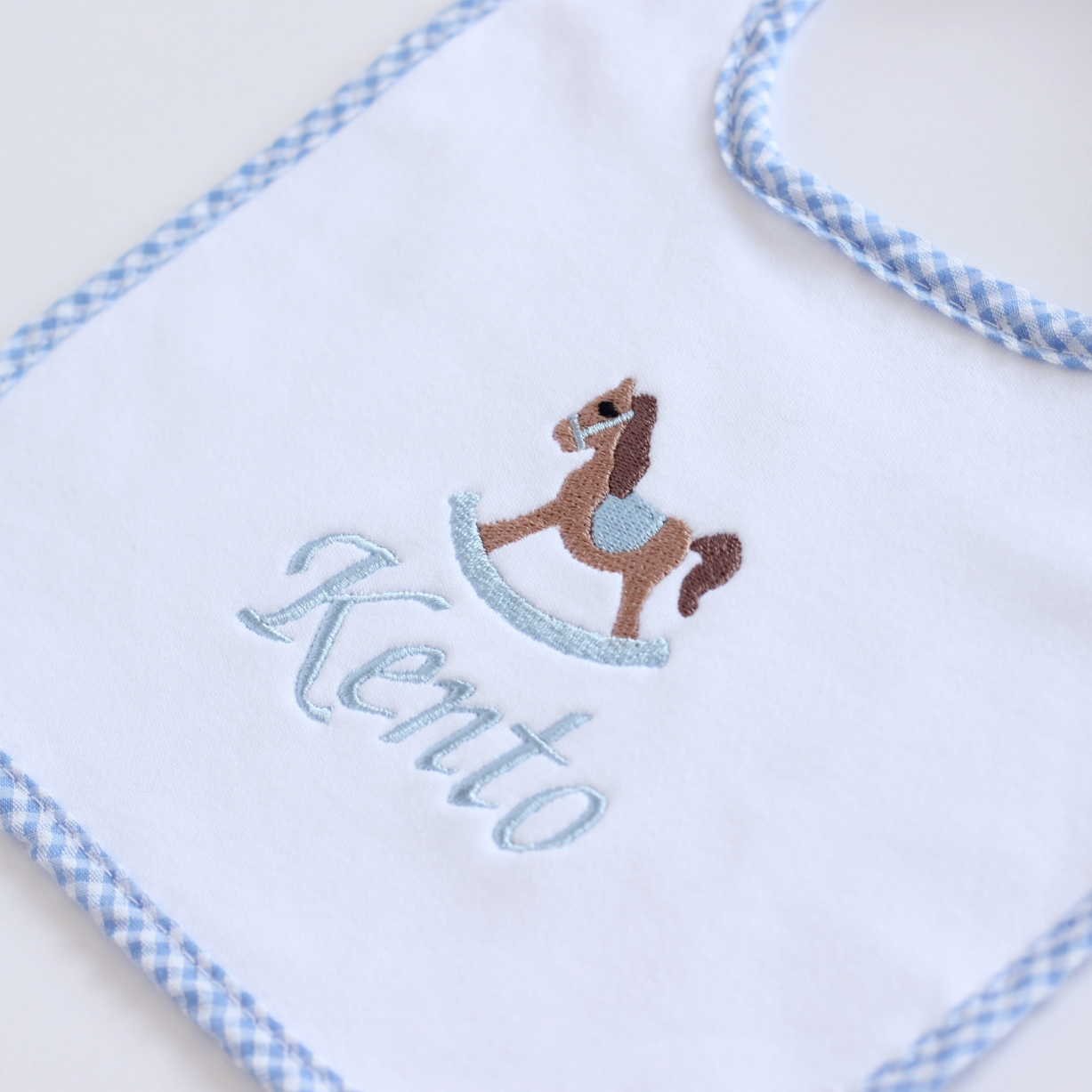 【選べるモチーフ+名入れ刺繍】ブルーギンガムチェックのビブ(スタイ)とバープクロス セット※首周り約34cmの大き目サイズ(対象月齢8か月頃~)