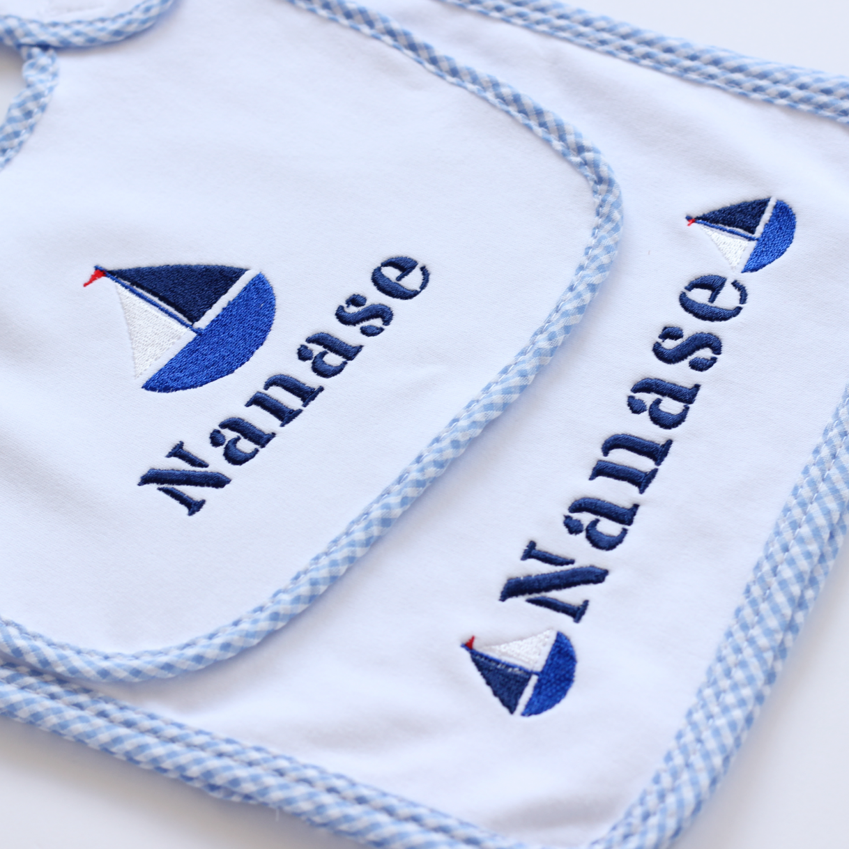 【選べるモチーフ+名入れ刺繍】ブルーギンガムチェックのビブ(スタイ)とバープクロス セット※首周り約34cmの大き目サイズ(対象月齢8か月頃~)