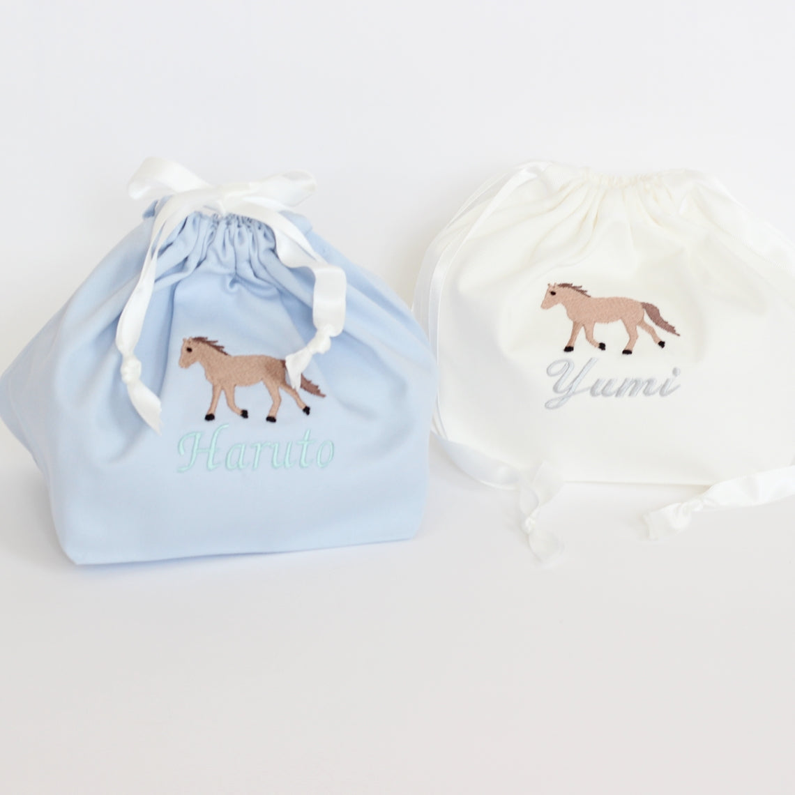 【ポニー+名入れ刺繍】巾着袋Mマチ付き(4色)