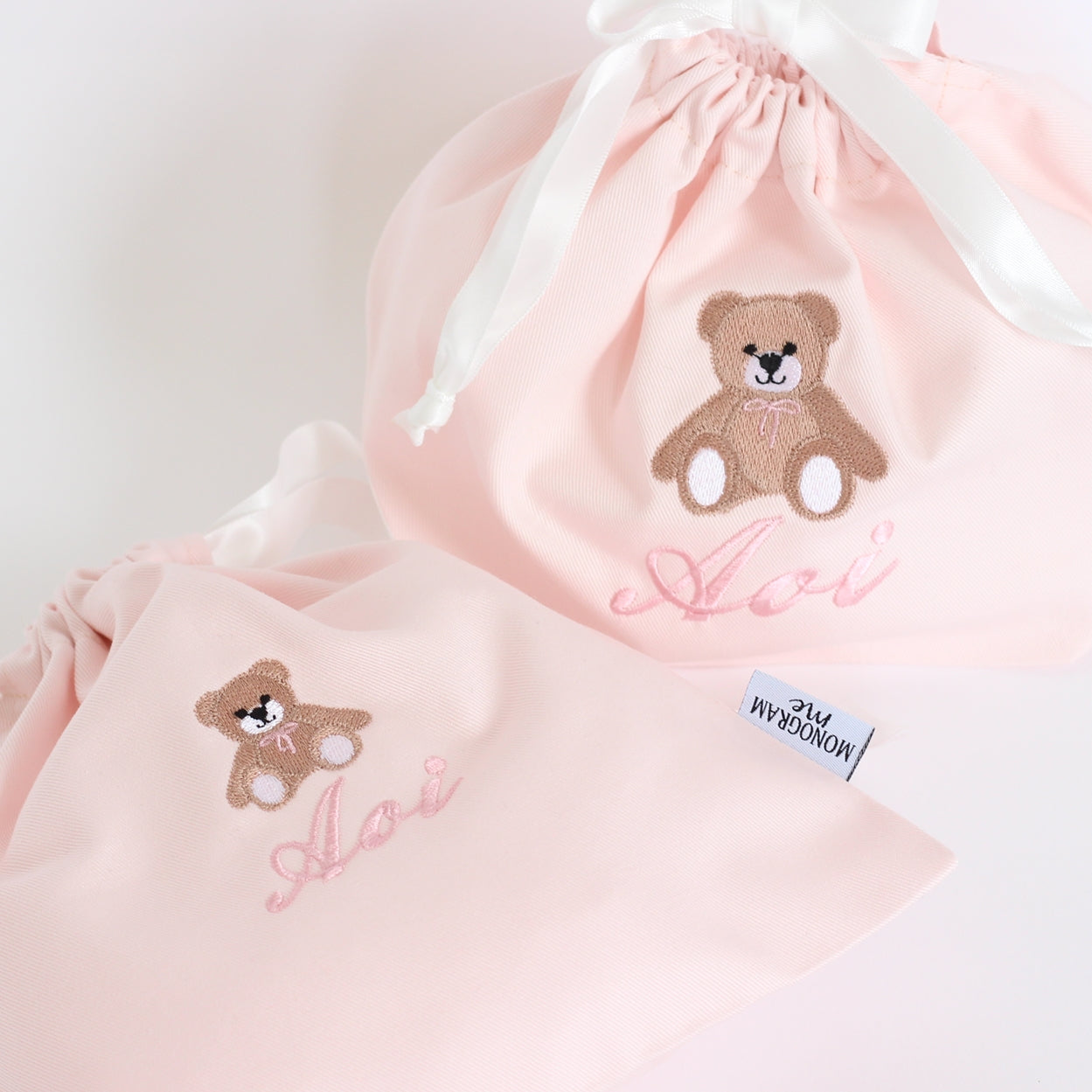 【くまちゃん+名入れ刺繍】巾着袋Mマチ付き(4色)