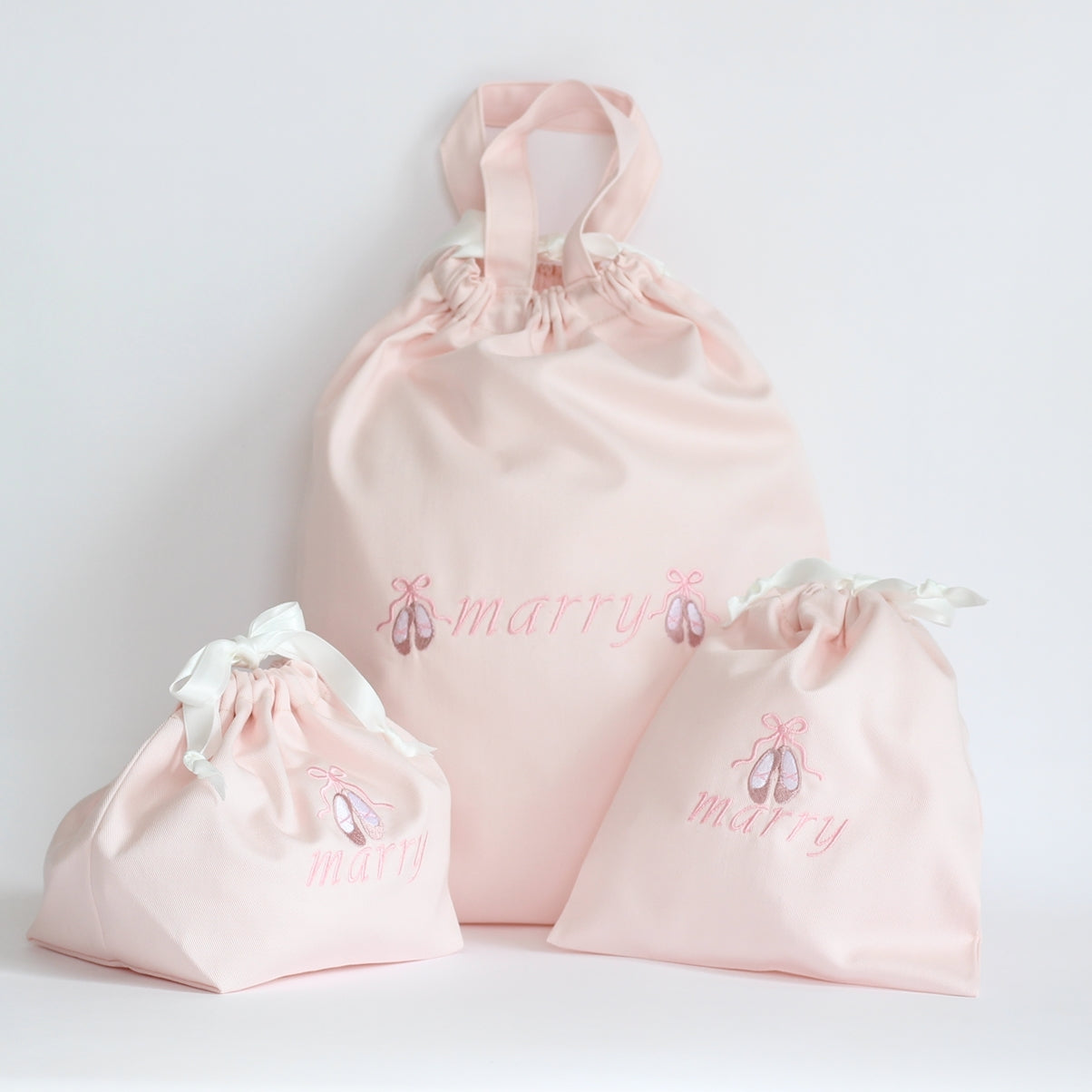 【トゥーシューズ+名入れ刺繍】巾着袋Mマチ付き(無地4色)