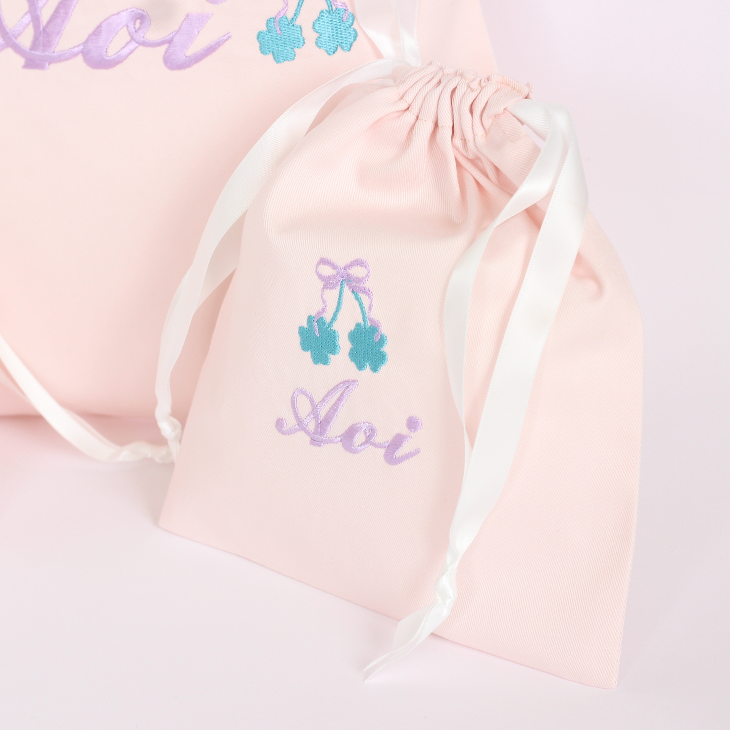 【クローバー🍀+名入れ刺繍】巾着袋Sマチなしドローストリングバッグ（４色）
