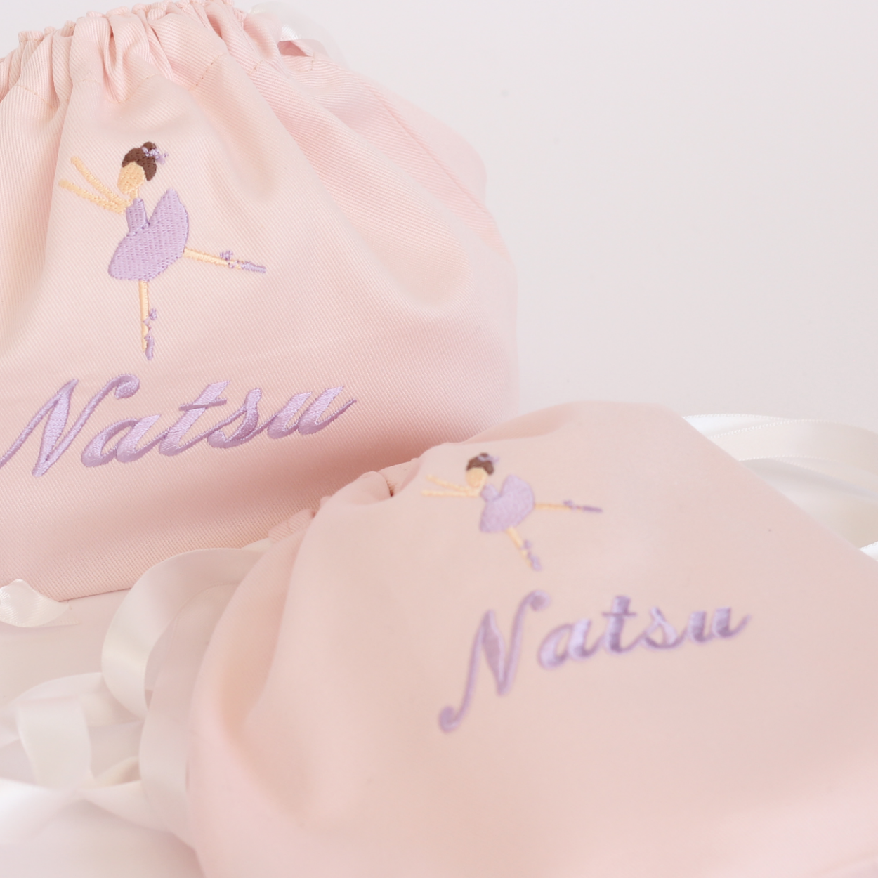 【踊るバレリーナちゃん+名入れ刺繍】巾着袋Sマチなしドローストリングバッグ（４色）