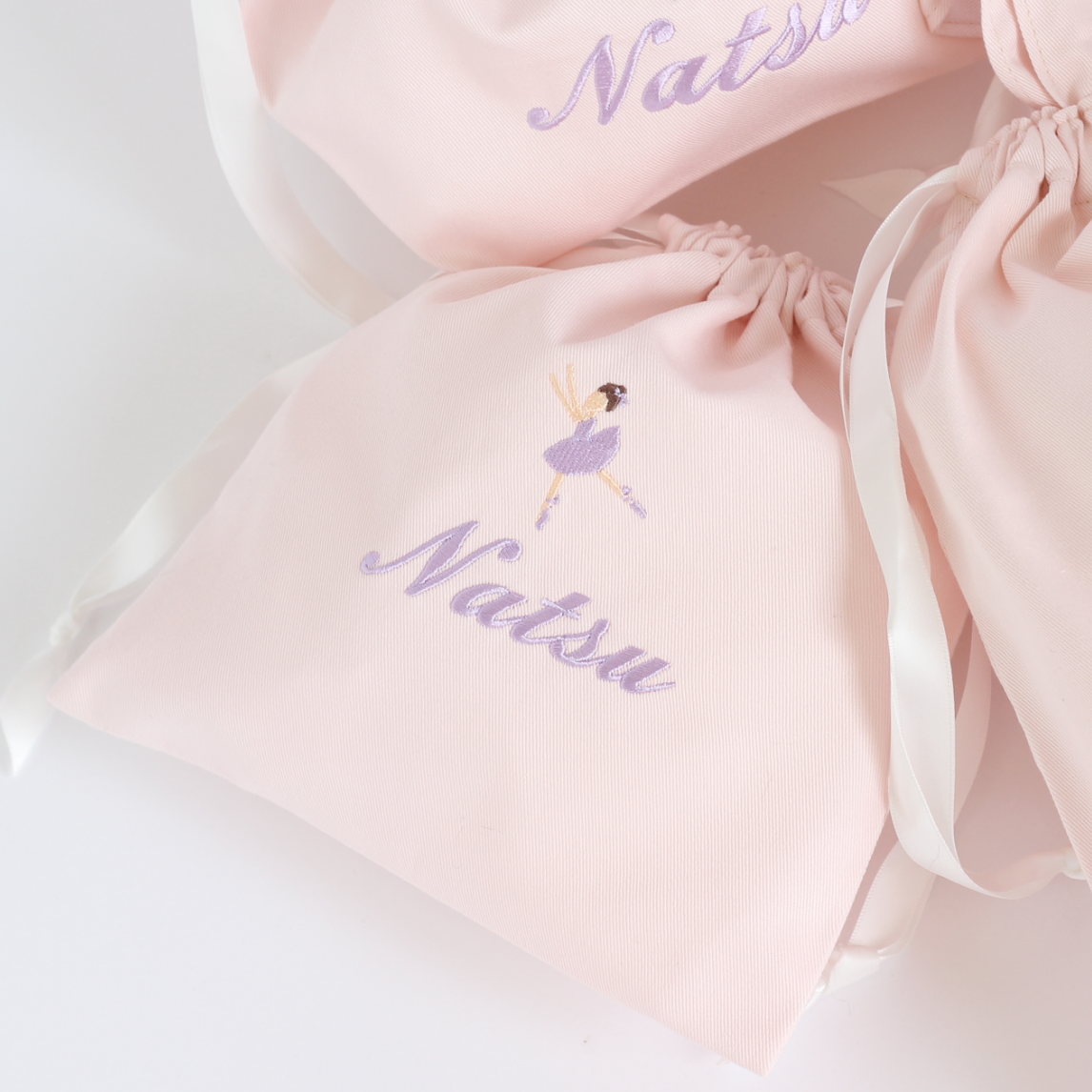 【踊るバレリーナちゃん+名入れ刺繍】巾着袋Sマチなしドローストリングバッグ（４色）