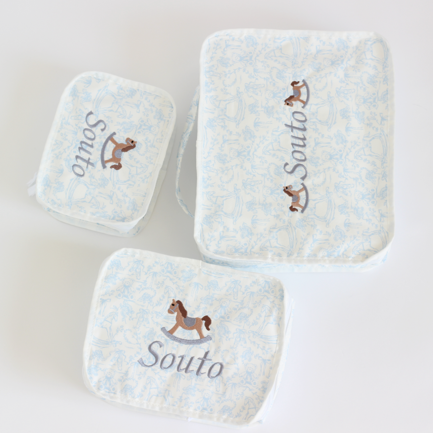 【選べるモチーフ+名入れ刺繍】トワルドジュイ柄スタッキングポーチ３点セット　パウダーブルー