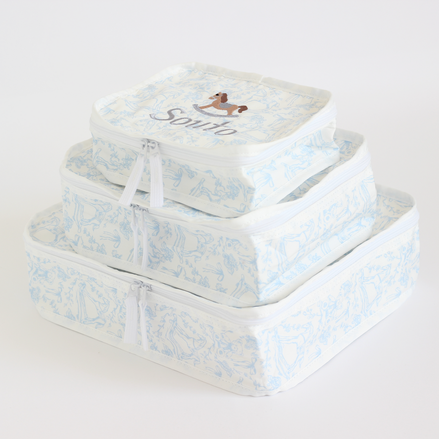 【選べるモチーフ+名入れ刺繍】トワルドジュイ柄スタッキングポーチ３点セット　パウダーブルー