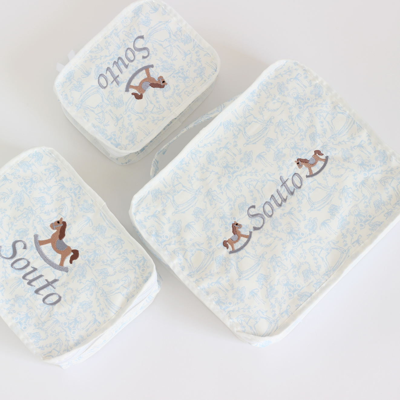 【選べるモチーフ+名入れ刺繍】トワルドジュイ柄スタッキングポーチ３点セット　パウダーブルー