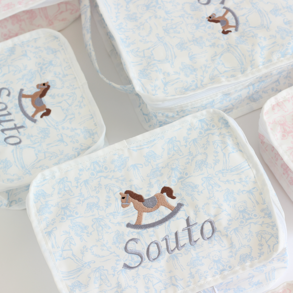 【選べるモチーフ+名入れ刺繍】トワルドジュイ柄スタッキングポーチ３点セット　パウダーブルー