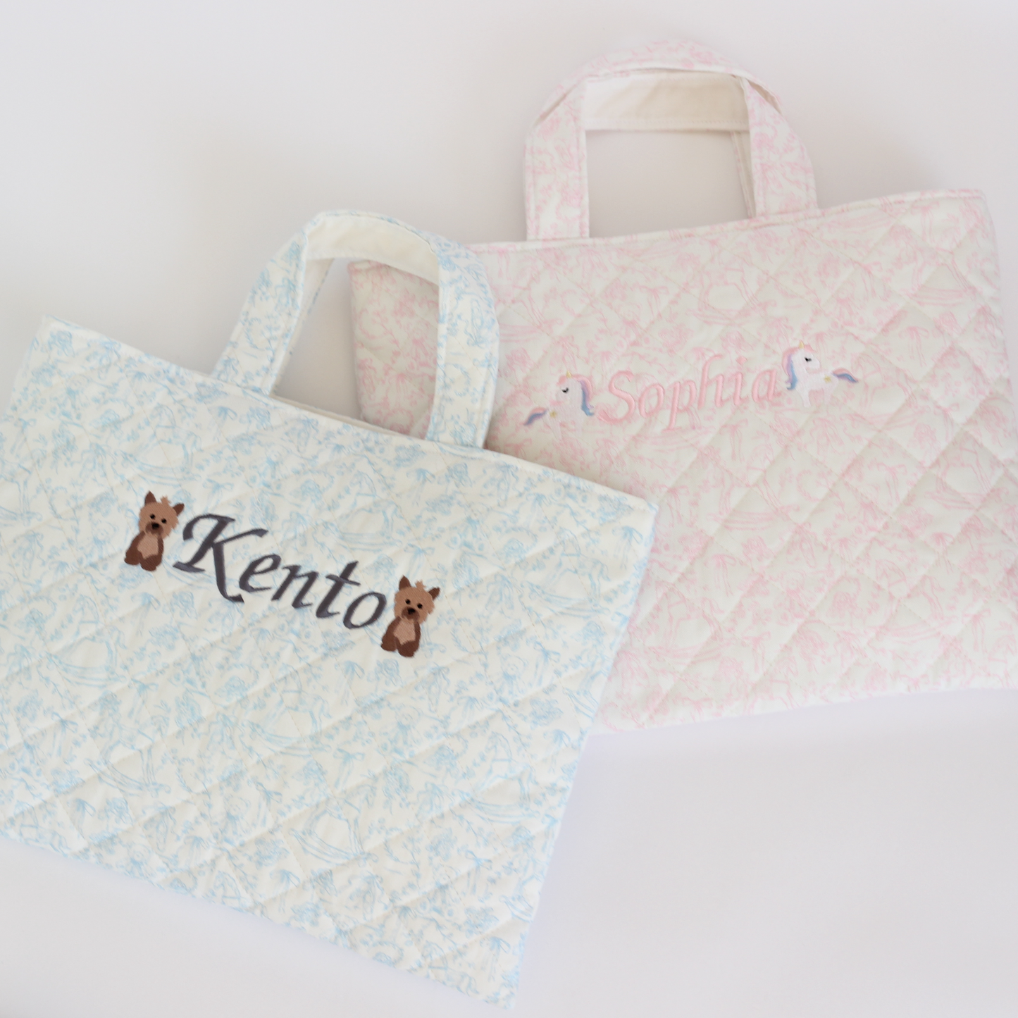 【選べるモチーフ+名入れ刺繍】トワルドジュイ柄レッスンバッグ（絵本袋）パウダーブルー