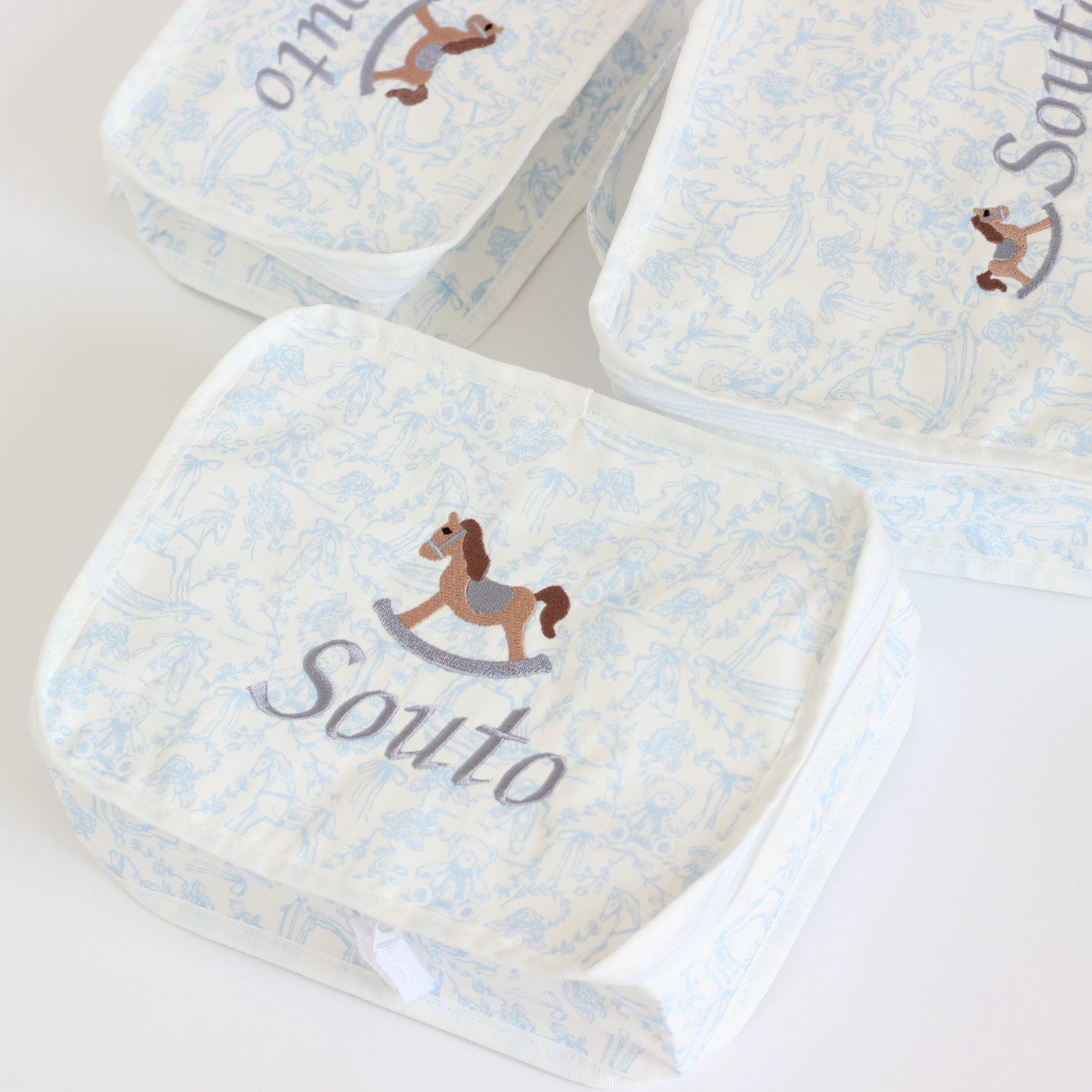 【選べるモチーフ+名入れ刺繍】トワルドジュイ柄スタッキングポーチ３点セット　パウダーブルー