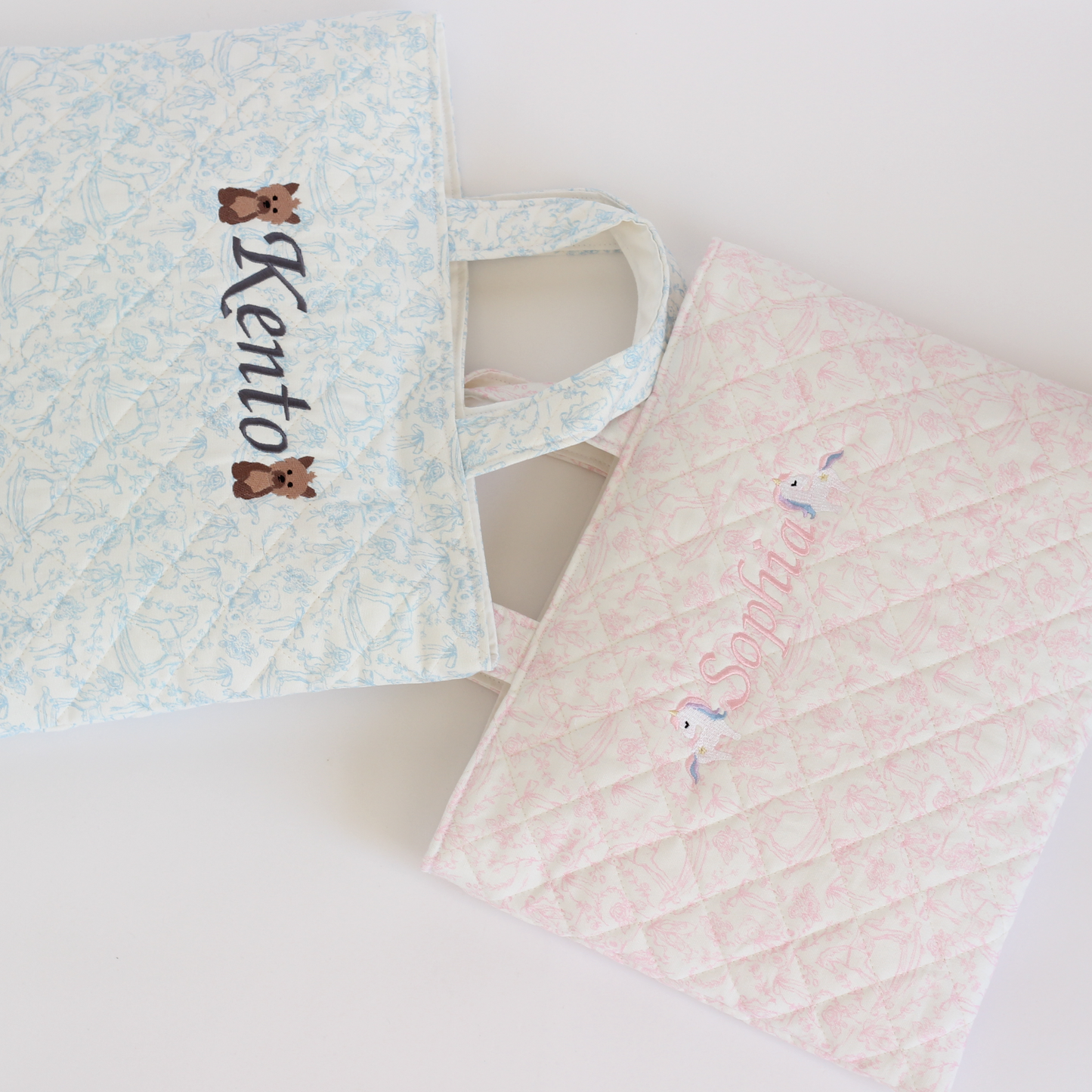 【選べるモチーフ+名入れ刺繍】トワルドジュイ柄レッスンバッグ（絵本袋）パウダーブルー