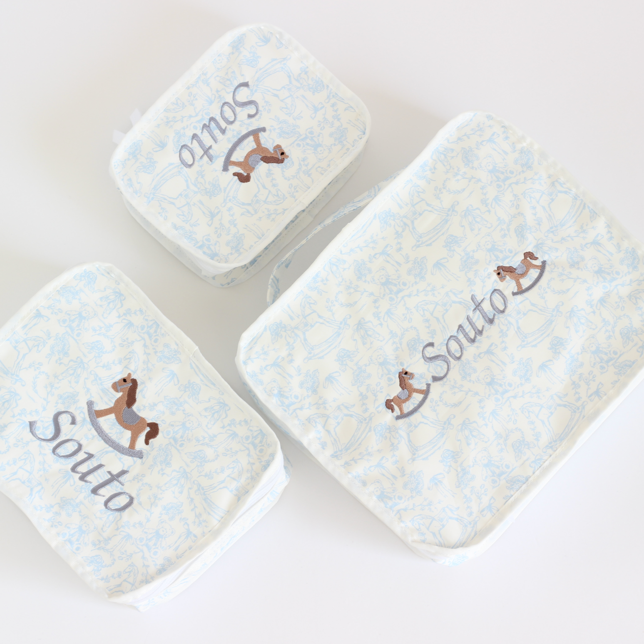 【選べるモチーフ+名入れ刺繍】トワルドジュイ柄スタッキングポーチ３点セット　パウダーブルー