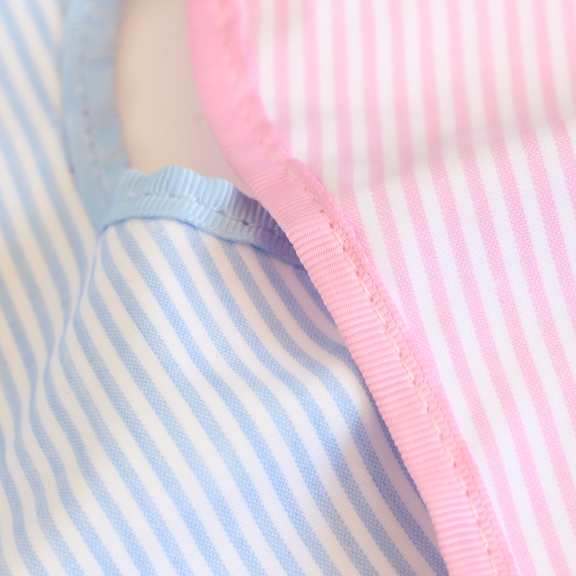 【選べるモチーフ+名入れ刺繍】お食事ビブ（スタイ）pink stripe