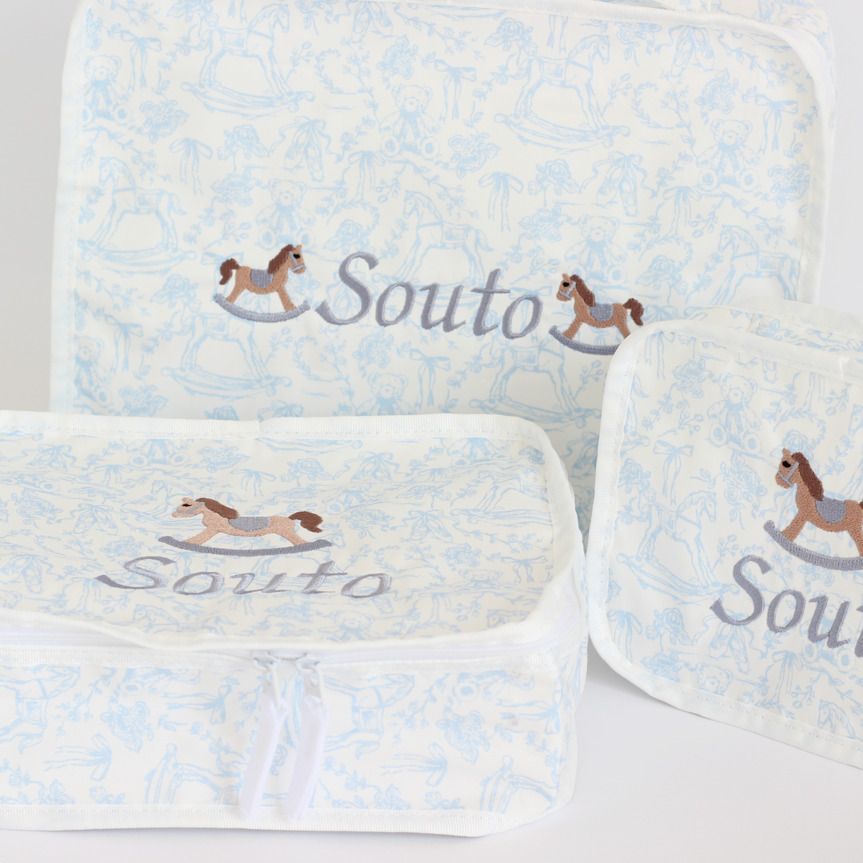 【選べるモチーフ+名入れ刺繍】トワルドジュイ柄スタッキングポーチ３点セット　パウダーブルー