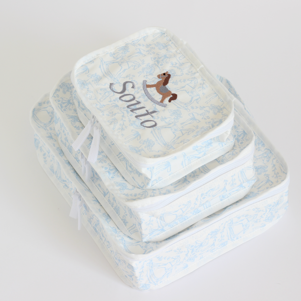 【選べるモチーフ+名入れ刺繍】トワルドジュイ柄スタッキングポーチ３点セット　パウダーブルー