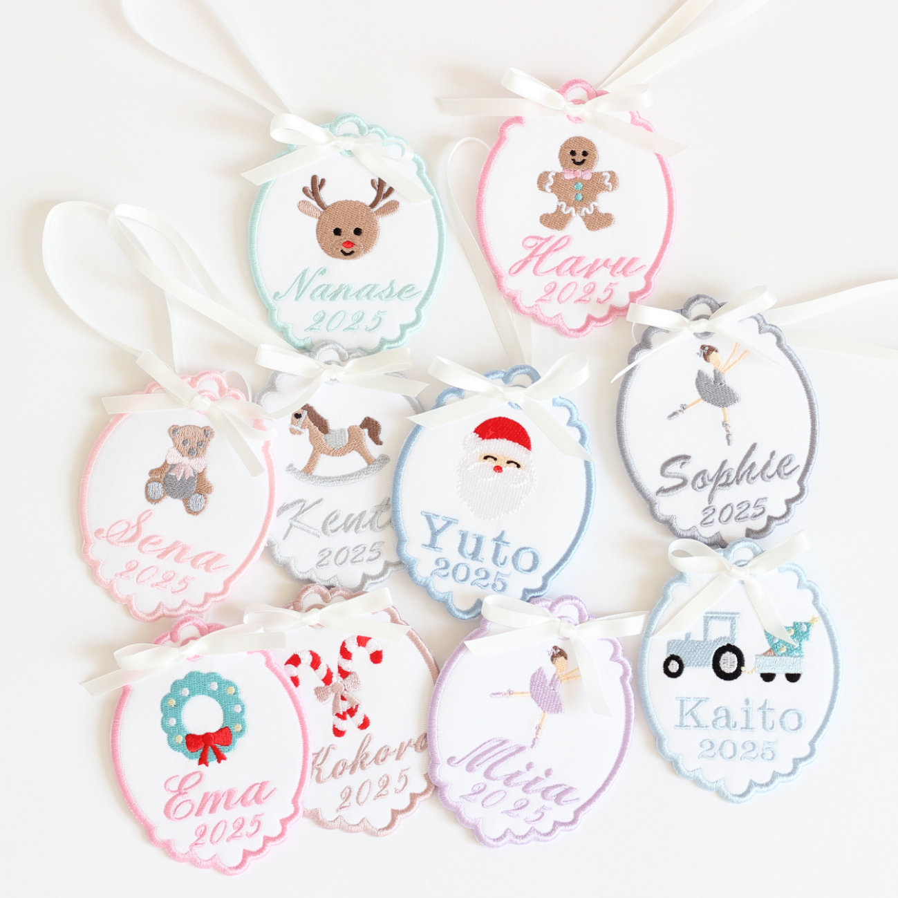 クリスマスモチーフとお名前刺繍のクリスマスオーナメント