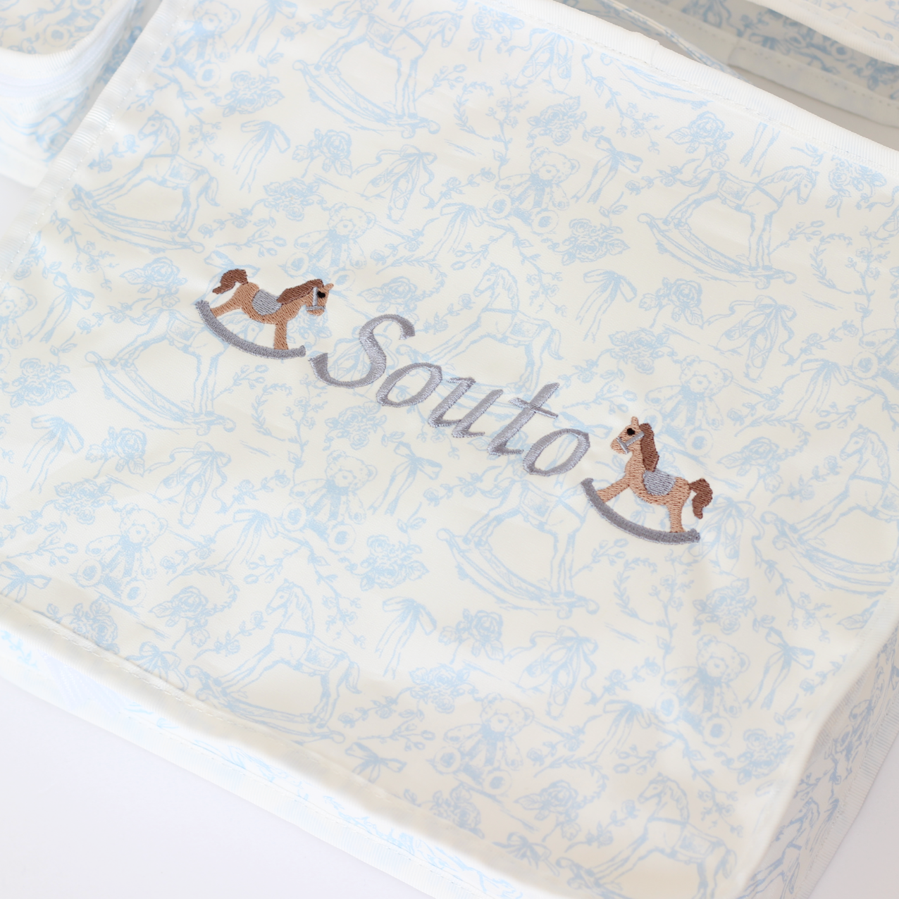 【選べるモチーフ+名入れ刺繍】トワルドジュイ柄スタッキングポーチ３点セット　パウダーブルー