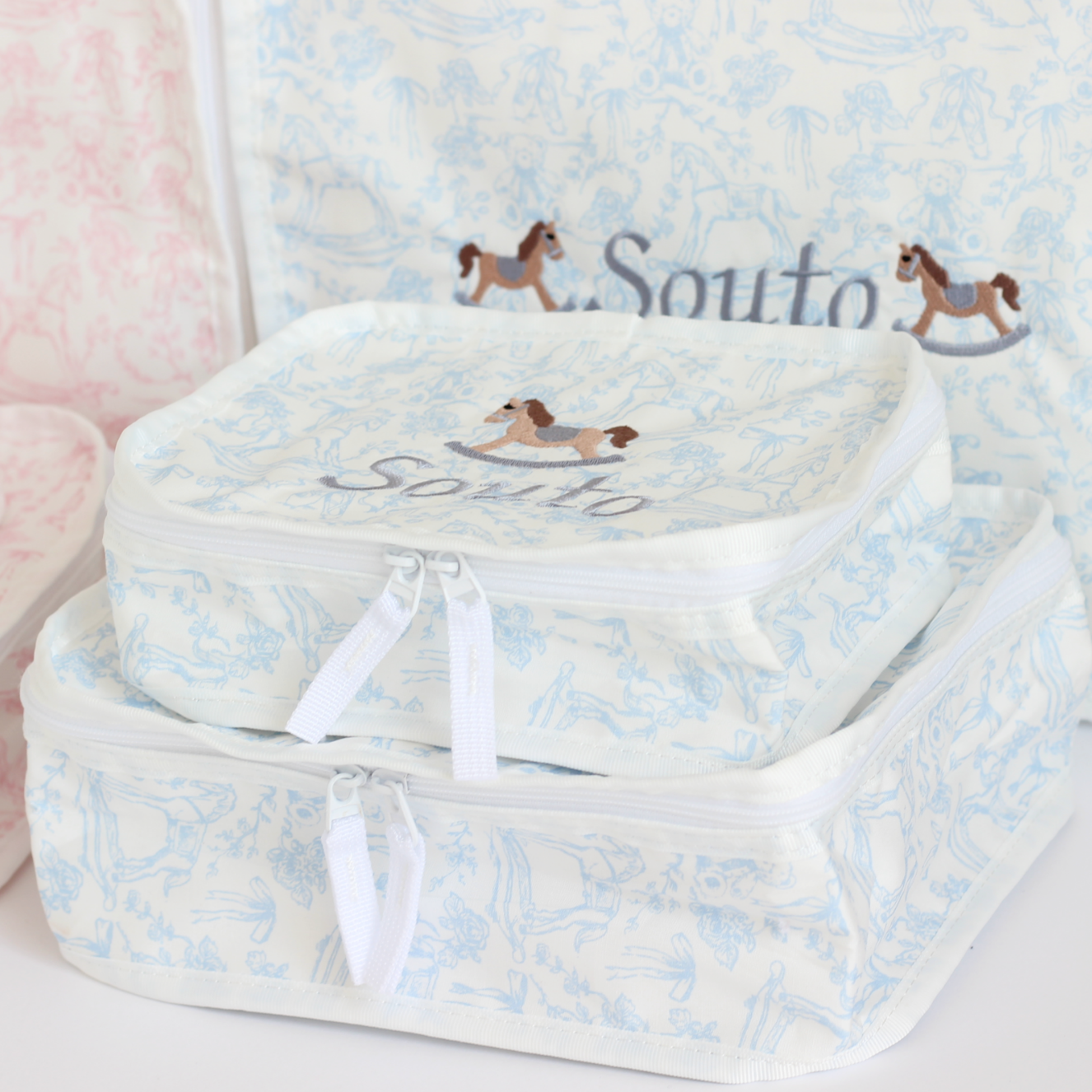 【選べるモチーフ+名入れ刺繍】トワルドジュイ柄スタッキングポーチ３点セット　パウダーブルー