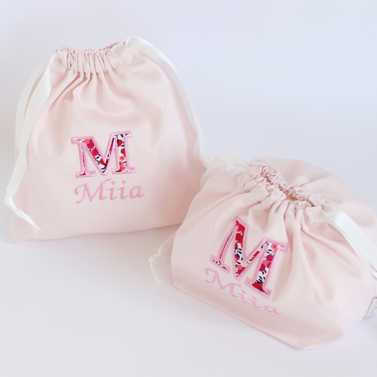 【リバティファブリックのアップリケ+名入れ刺繍】巾着袋Mマチ付き（4色）