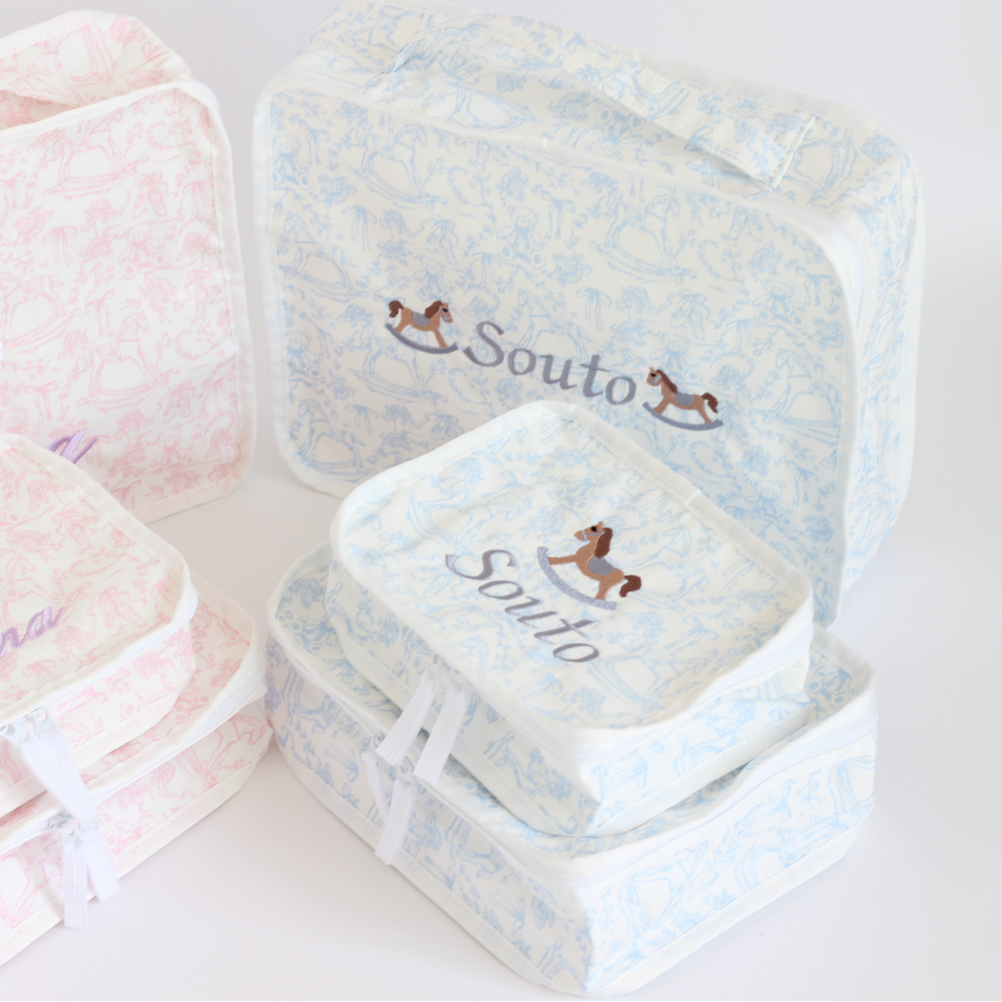 【選べるモチーフ+名入れ刺繍】トワルドジュイ柄スタッキングポーチ３点セット　パウダーブルー