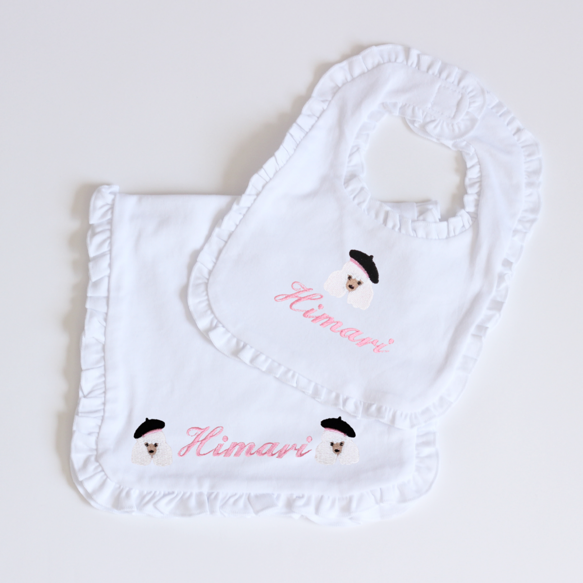 【選べるモチーフ＋名入れ刺繍】フリルデザインのビブ（スタイ）とバープクロス セット※首周り約34ｃｍの大き目サイズ(対象月齢8か月頃～）