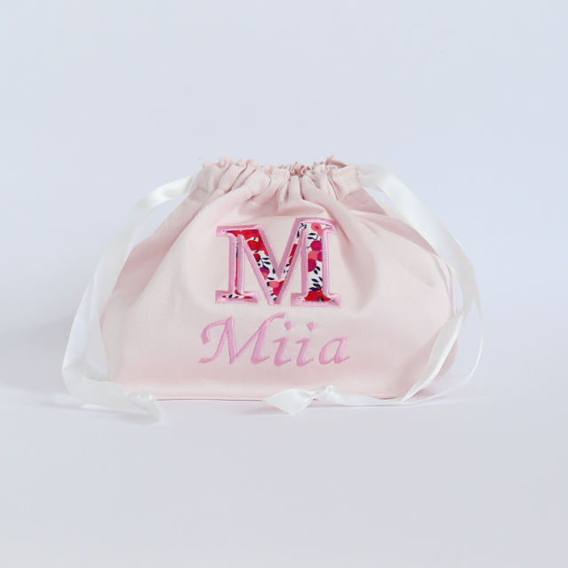 【リバティファブリックのアップリケ+名入れ刺繍】巾着袋Mマチ付き（4色）