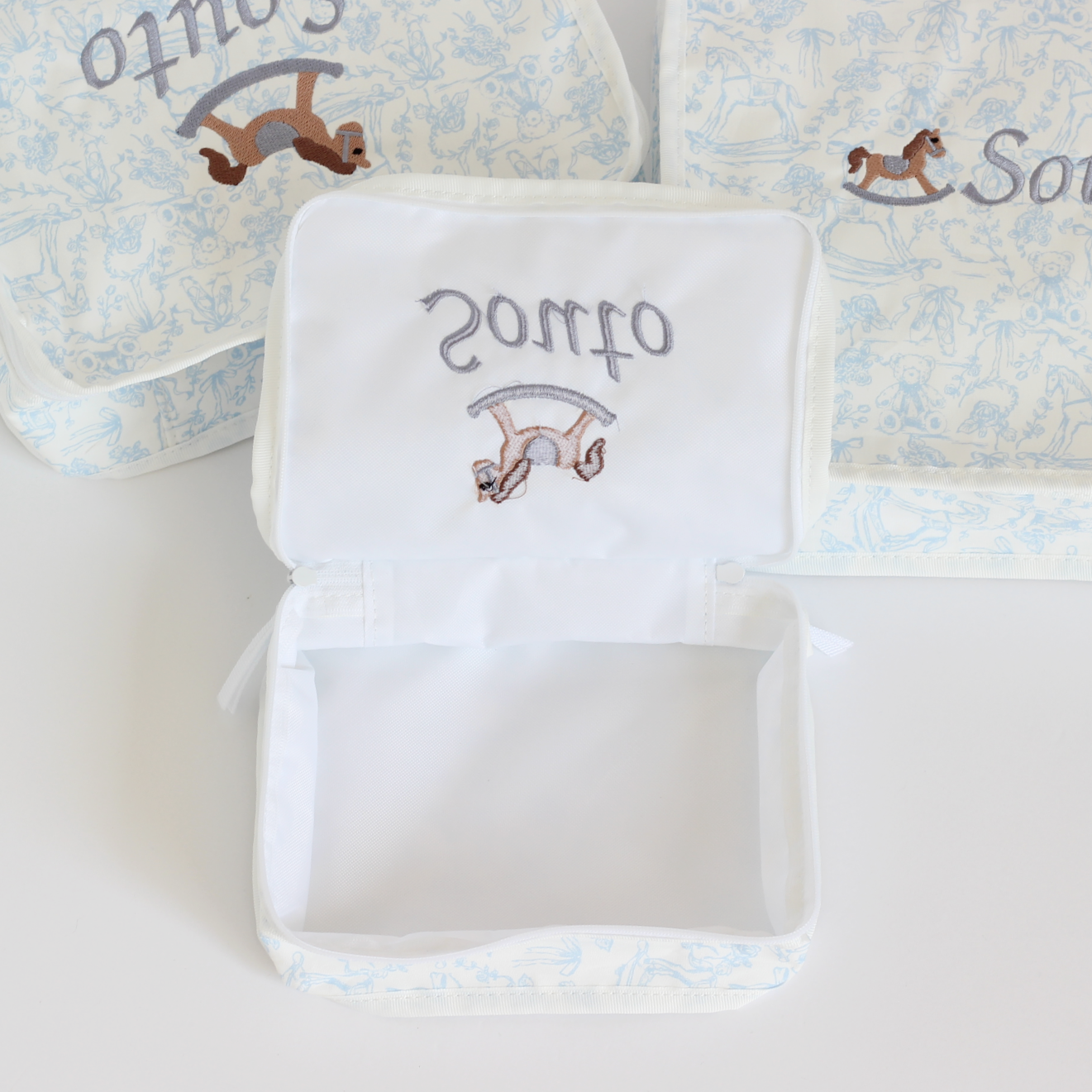 【選べるモチーフ+名入れ刺繍】トワルドジュイ柄スタッキングポーチ３点セット　パウダーピンク