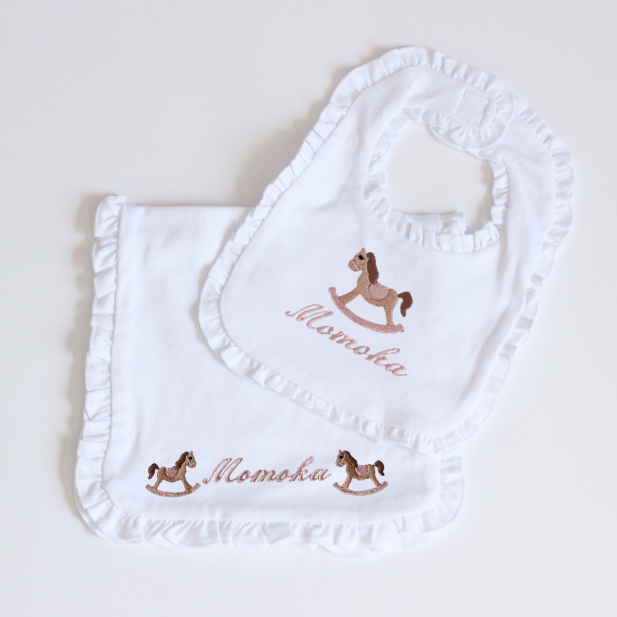 【選べるモチーフ＋名入れ刺繍】フリルデザインのビブ（スタイ）とバープクロス セット※首周り約34ｃｍの大き目サイズ(対象月齢8か月頃～）