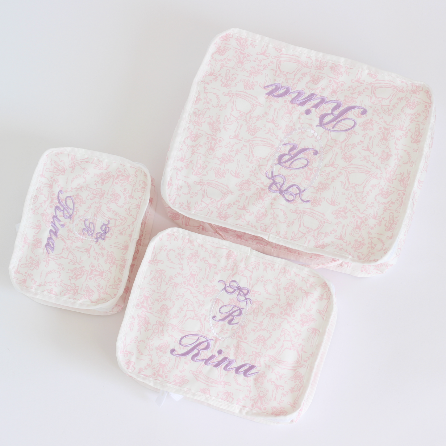 【選べるモチーフ+名入れ刺繍】トワルドジュイ柄スタッキングポーチ３点セット　パウダーピンク