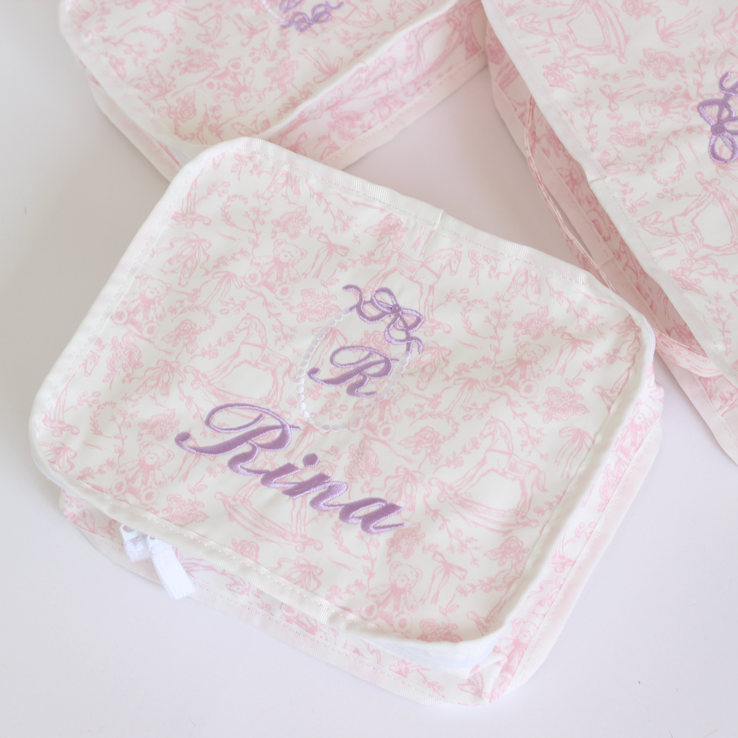 【選べるモチーフ+名入れ刺繍】トワルドジュイ柄スタッキングポーチ３点セット　パウダーピンク