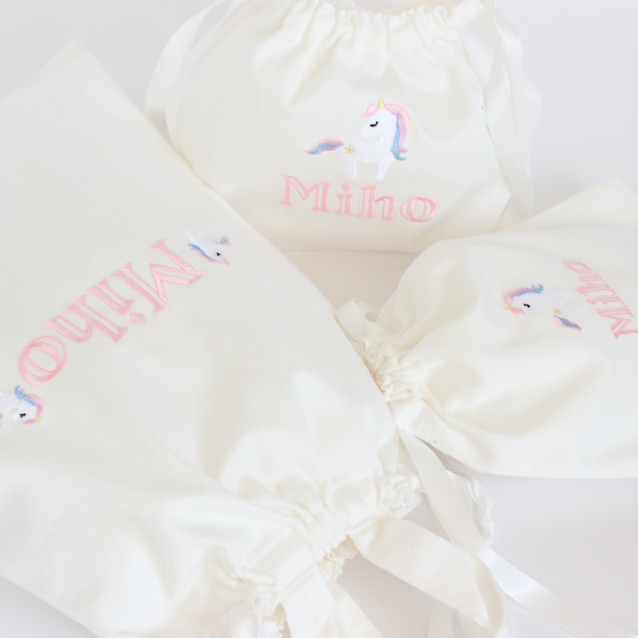 【ユニコーン+名入れ刺繍】巾着袋Mマチ付きドローストリングバッグ（4色）