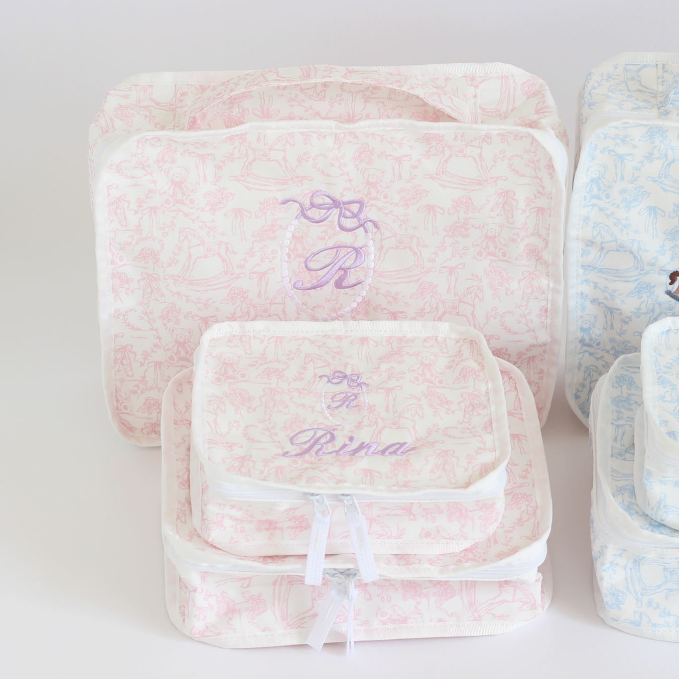 【選べるモチーフ+名入れ刺繍】トワルドジュイ柄スタッキングポーチ３点セット　パウダーピンク