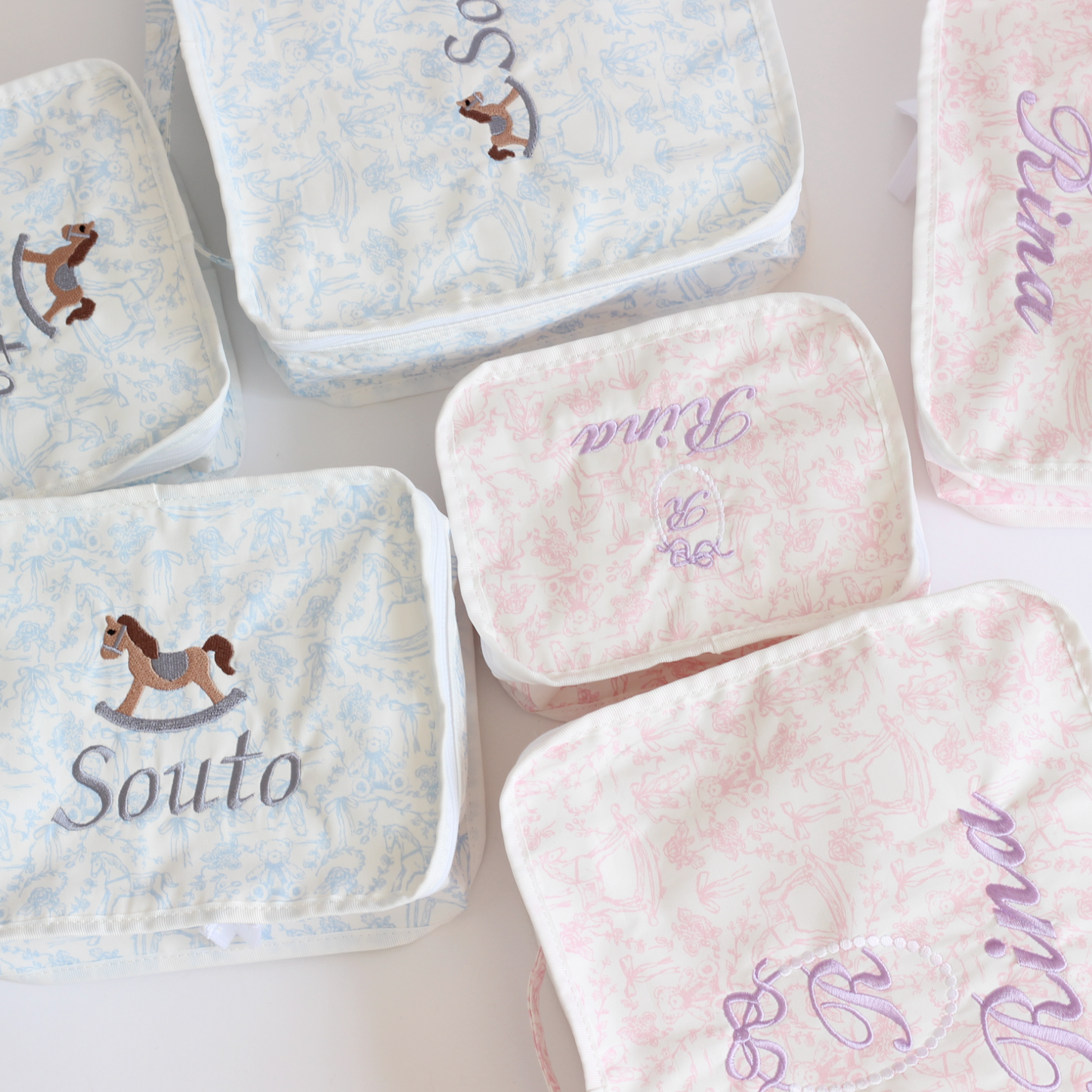 【選べるモチーフ+名入れ刺繍】トワルドジュイ柄スタッキングポーチ３点セット　パウダーピンク