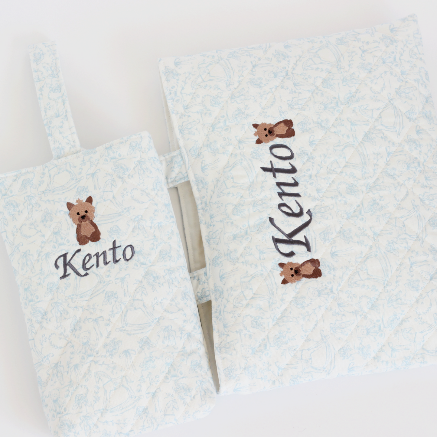 【選べるモチーフ+名入れ刺繍】トワルドジュイ柄レッスンバッグ（絵本袋）シューズバッグ（靴袋）セット　パウダーブルー